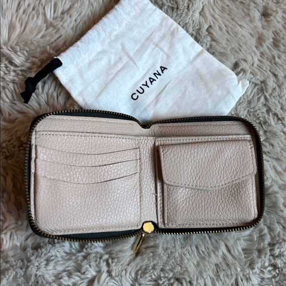 Cuyana Small Classic Zip Around Wallet Olive - Picture 5 of 5